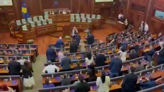 Депутат закидала яйцами главу правящей партии Косова в зале заседаний