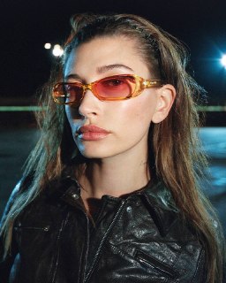 Ободки для волос возвращаются в моду благодаря Miu Miu и Хейли Бибер