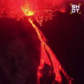 Из-за извержения вулкана Этна на Сицилии закрыли воздушное пространство и аэропорт Катании