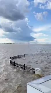Набережная в Хабаровске ушла под воду из-за повышения уровня воды в реке Амур