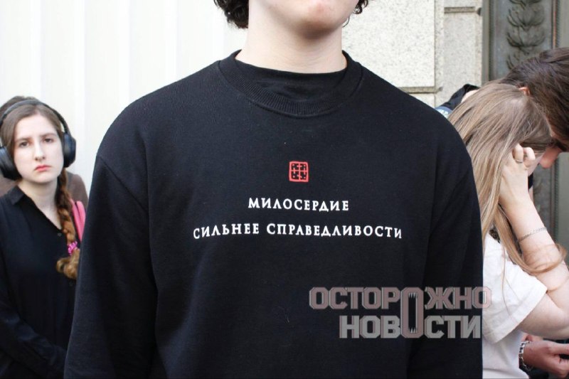 Силовики проверяют телефоны участников митинга у здания Верховного суда