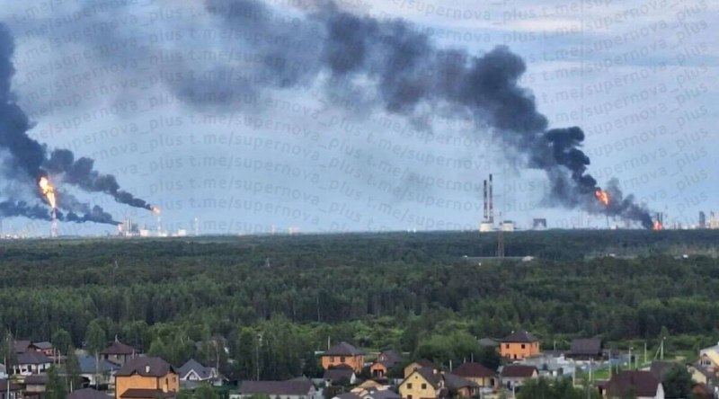 В Тобольске после ударов дронов загорелся нефтехимический комплекс «ЗапСибНефтехим»