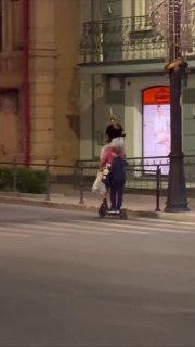 В Москве засняли «многоэтажный» экипаж на одном самокате