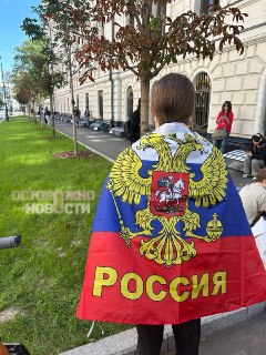 У здания Верховного суда собрались сторонники партии