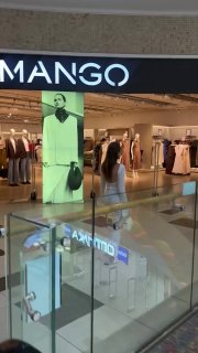 Девушка преследовала и снимала на камеру незнакомку в прозрачном платье