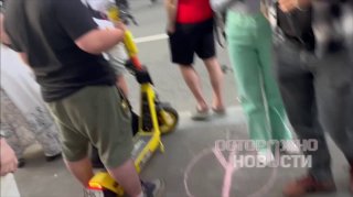 Силовики потребовали разойтись толпе у суда после снятия «Яблока»