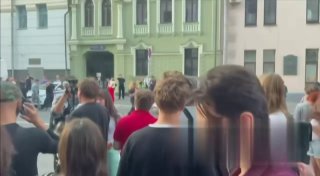 Силовики угрожают молодым людям у здания Верховного суда РФ
