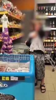 В Питере кассир повалила и укусила школьника из-за мороженого