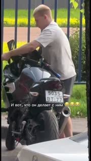 Парень взял чужой мотоцикл и УРОНИЛ ЕГО аж три раза в Москве