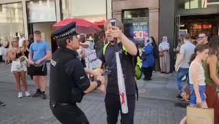 В Британии задержали мужчину за покупку бейсбольной биты