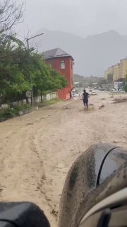 Чиновник спас ребенка от потока воды во время ливня в Дагестане