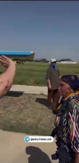80-летняя женщина в Узбекистане впервые прыгнула с парашютом