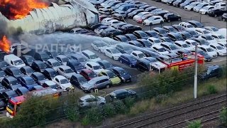 В аэропорту Парижа сгорела стоянка с десятками автомобилей