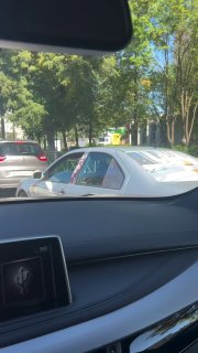 Водитель заметил странную наклейку с миньоном на автомобиле