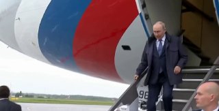 Путин прибыл в Южно-Сахалинск для участия в учениях Тихоокеанского флота
