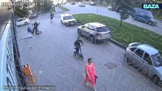 В Екатеринбурге Lamborghini врезалась в жилой дом после подрезания другим автомобилем