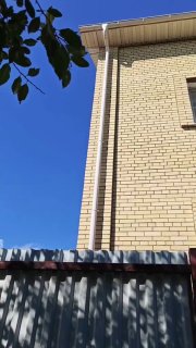 Девушка пожаловалась на соседей, сливающих воду из ливневок на её участок