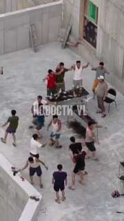 Работяги из Северной Кореи устроили дискотеку под русские песни на стройке во Владивостоке