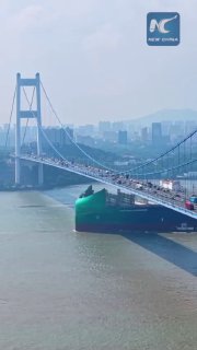 400-метровый контейнеровоз прошел под мостом через Янцзы