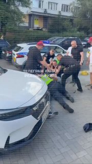 В Киеве полиция подралась с мужчиной с протезом ноги