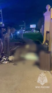 В Нижнем Новгороде автомобиль врезался в остановку, погибла женщина