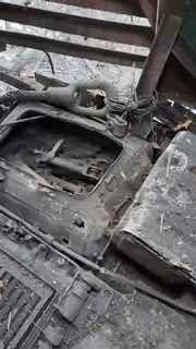 Танк Т-72БЗМ выдержал налет 40 FPV-дронов и смог уехать с поля боя