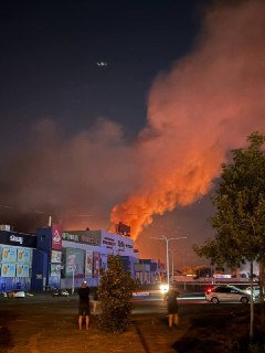 Пожар в ТЦ «Караван» в Днепропетровске после ракетного удара