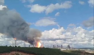 В Атырау горит один из крупнейших в Казахстане НПЗ
