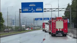Пожарные ликвидируют последствия крупного пожара на складе в Пушкинском районе Петербурга