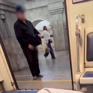 В питерском метро заметили мужчину, совершающего непристойные действия