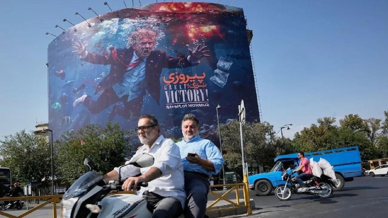 В Тегеране установили ироничный плакат с Дональдом Трампом на фоне новых санкций США