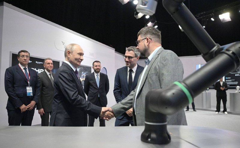 Владимир Путин осмотрел разработки участников конкурса «Знай наших»