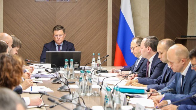 Новак поручил усилить контроль за ценами на независимых заправках