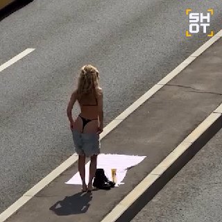 Москвичку оштрафовали за голое лежбище прямо посреди оживлённого шоссе