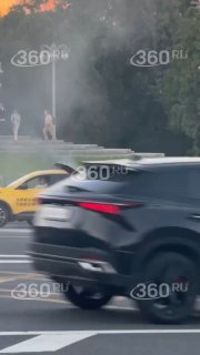 В центре Москвы загорелся автомобиль