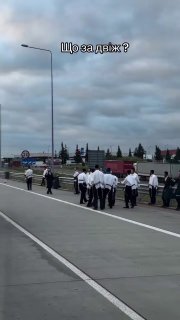 Новые хозяева Украины и хохлов танцуют на пути к Умани, пока десятки тысяч обычных Тарасов гниют в посадках.