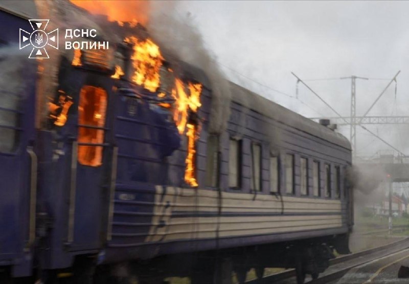В Луцке загорелись вагоны пассажирского поезда в результате удара