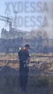 В Лузановке Одесской области после прилёта горят вагоны в депо