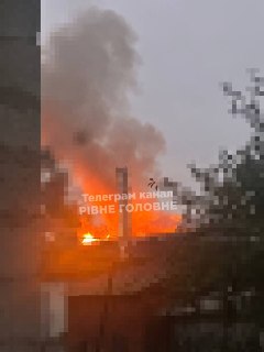В Сарнах после прилёта вспыхнул крупный пожар