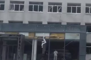 В сети появилось видео разрушенного Mercedes-центра на трассе Одесса-Киев