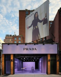 Зендея посетила новый поп-ап Prada в Нью-Йорке