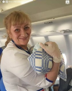 Ямальские врачи приняли роды на борту самолета