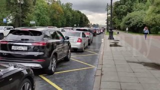 В Санкт-Петербурге у Петропавловской крепости выстроилась очередь из автомобилей к заправке