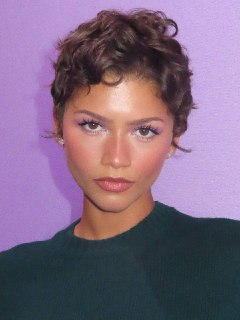 Зендея дебютировала с ультракороткой стрижкой пикси на мероприятии Prada Beauty
