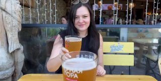 Голубь НАСРАЛ В ПИВО, когда парень чокался со своей девушкой