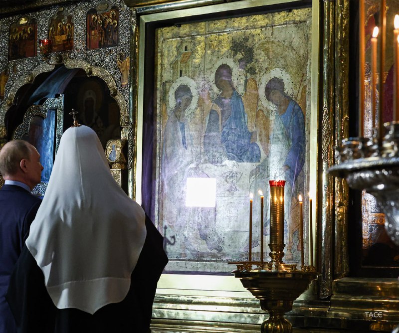 Икону «Троица» Андрея Рублева изъяли из иконостаса в Троице-Сергиевой лавре