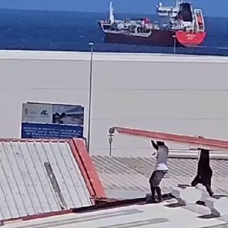 В испанском анклаве Сеута мигранты воруют кровлю с домов для строительства лачуг
