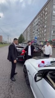 В Красноярске жених и гости свадьбы устроили игру в нарды на капоте автомобиля прямо на дороге