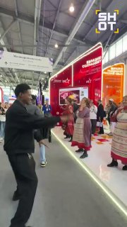 «Бурановские бабушки» поют «Сигма бой» с иностранцами в Екатеринбурге