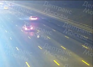 На МКАД автомобиль на большой скорости врезался в машину с водителем, вышедшим из салона